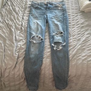 AMERICAN EAGLE BLUE RIPPED JEANS